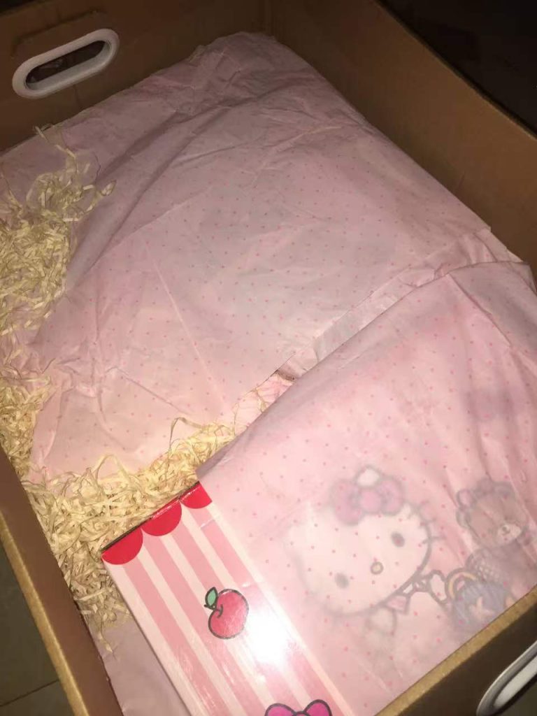 这是刚拆盒的样子 因为那个keity的盒子我真包不住所以就用包装纸盖了一下