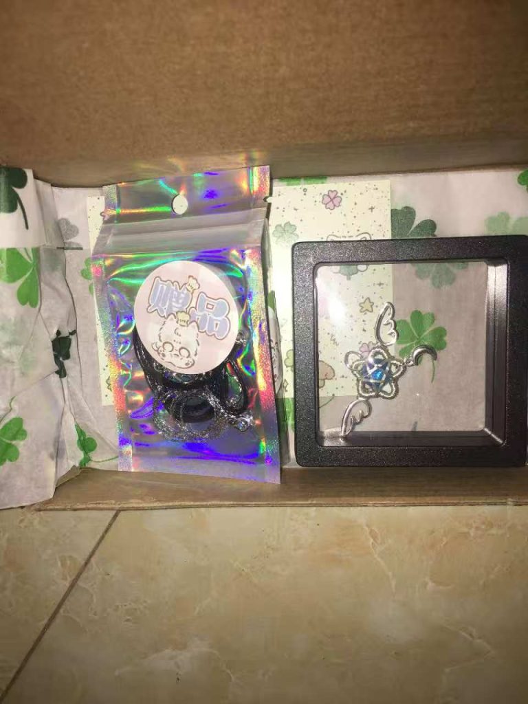 项链 也是我和她一对 我的是粉色